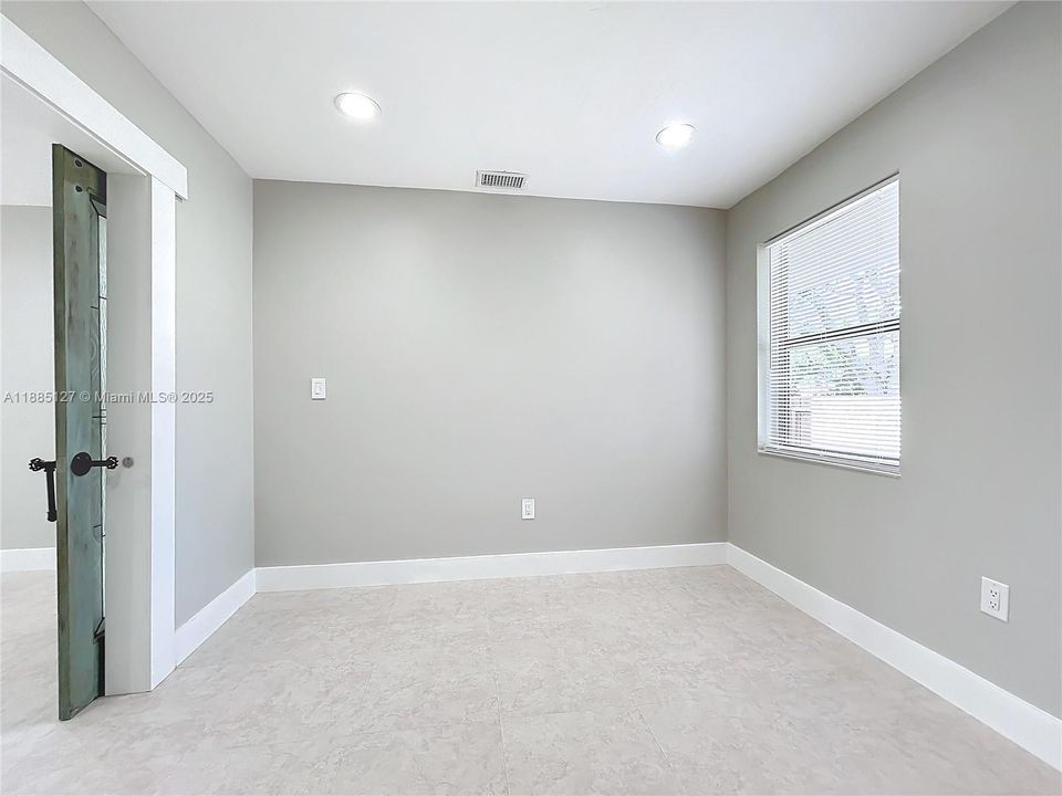 Activo con contrato: $3,300 (3 camas, 2 baños, 933 Pies cuadrados)