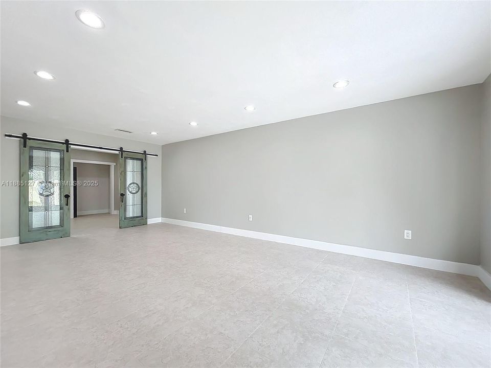 Activo con contrato: $3,300 (3 camas, 2 baños, 933 Pies cuadrados)