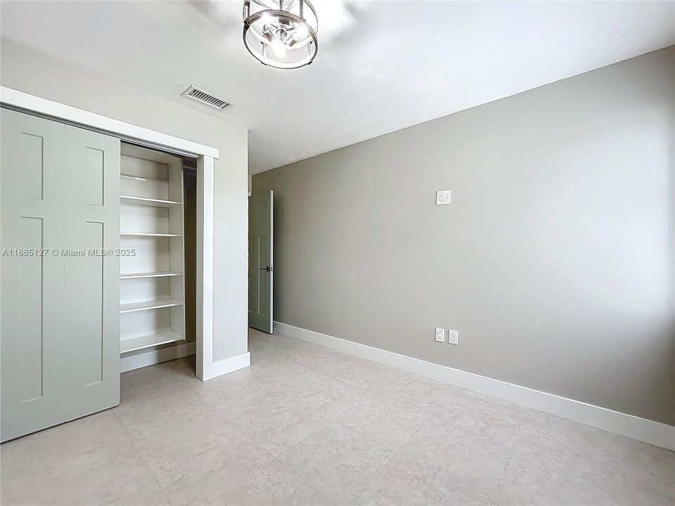 Activo con contrato: $3,300 (3 camas, 2 baños, 933 Pies cuadrados)