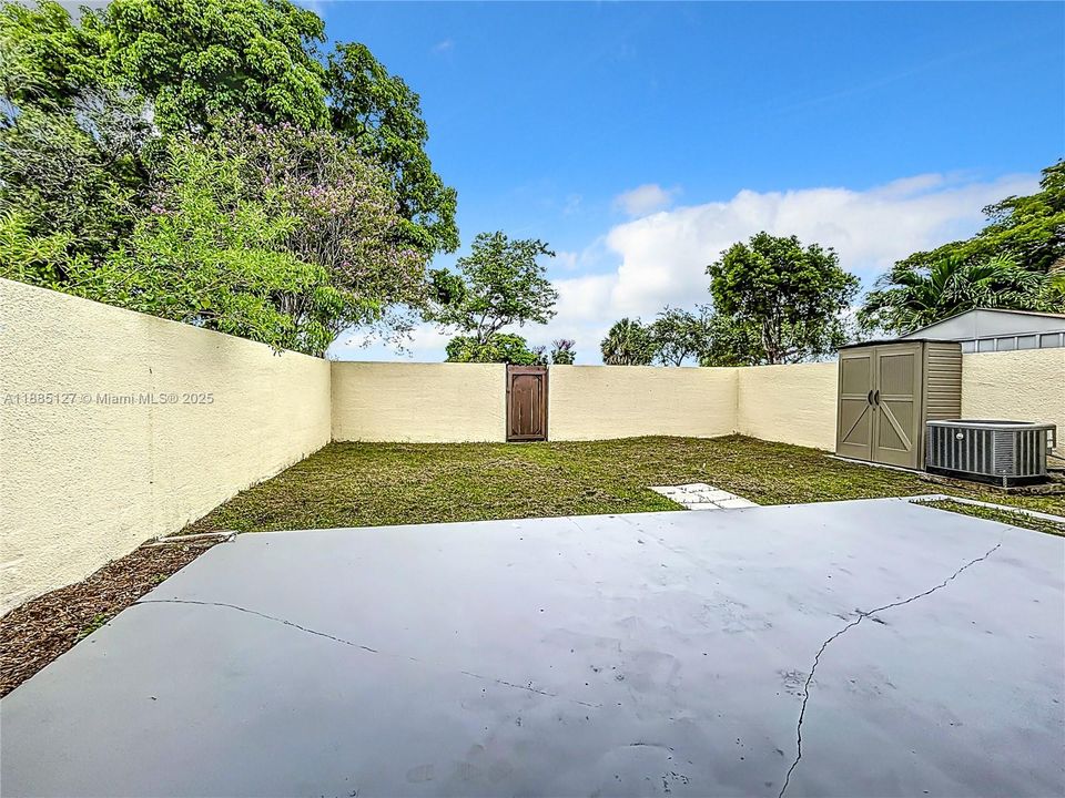 Activo con contrato: $3,300 (3 camas, 2 baños, 933 Pies cuadrados)