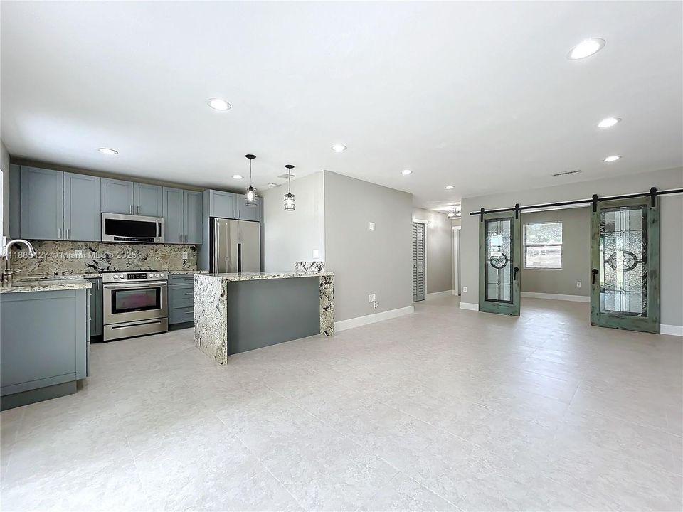 Activo con contrato: $3,300 (3 camas, 2 baños, 933 Pies cuadrados)