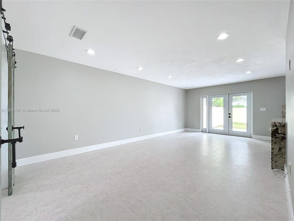 Activo con contrato: $3,300 (3 camas, 2 baños, 933 Pies cuadrados)