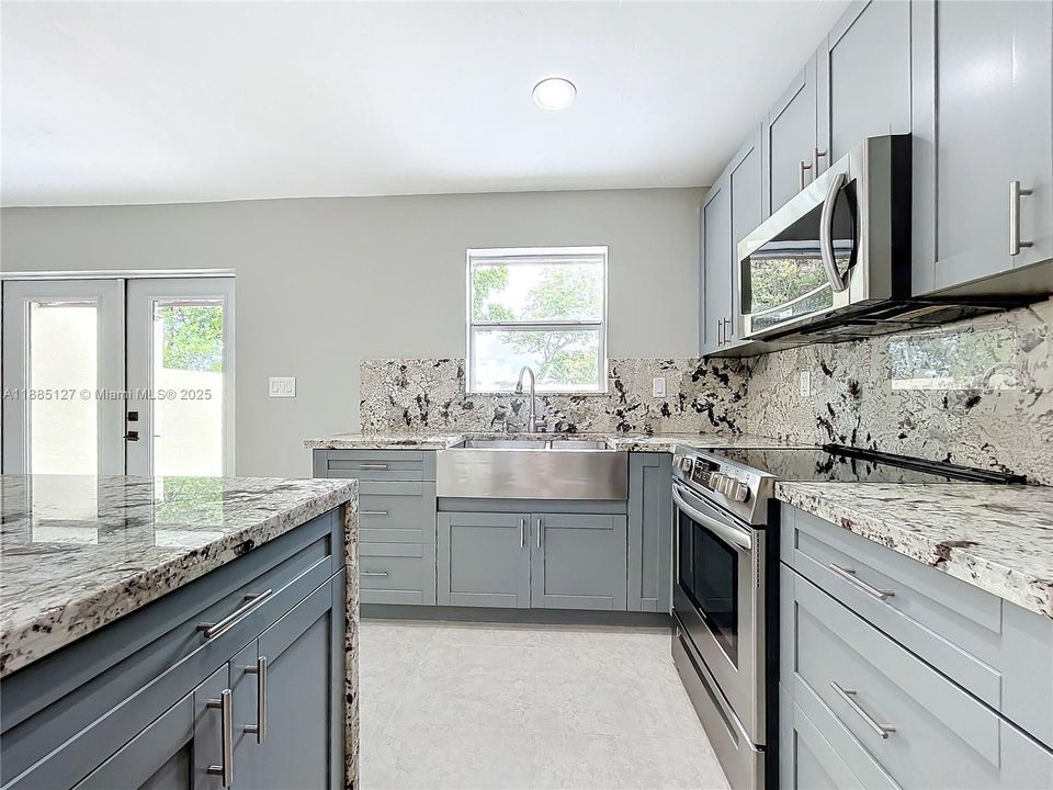 Activo con contrato: $3,300 (3 camas, 2 baños, 933 Pies cuadrados)