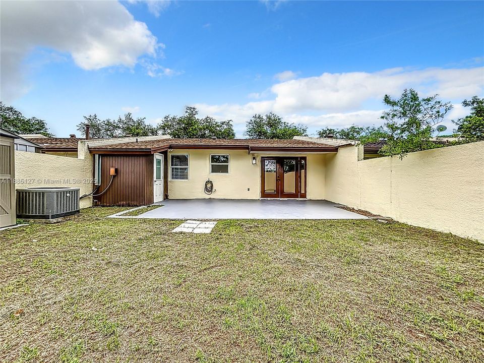 Activo con contrato: $3,300 (3 camas, 2 baños, 933 Pies cuadrados)