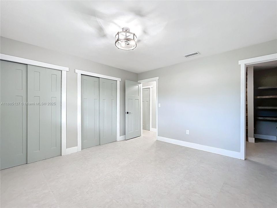 Activo con contrato: $3,300 (3 camas, 2 baños, 933 Pies cuadrados)