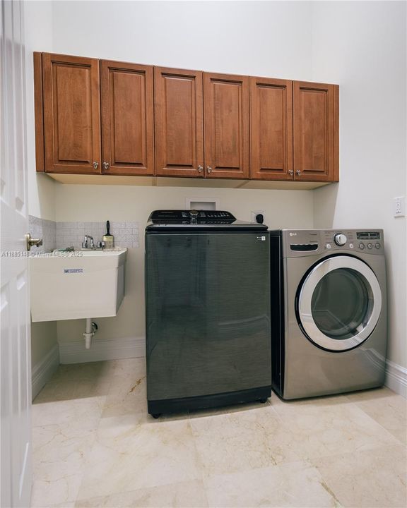 Recently Rented: $5,995 (4 beds, 3 baths, 3075 Square Feet)