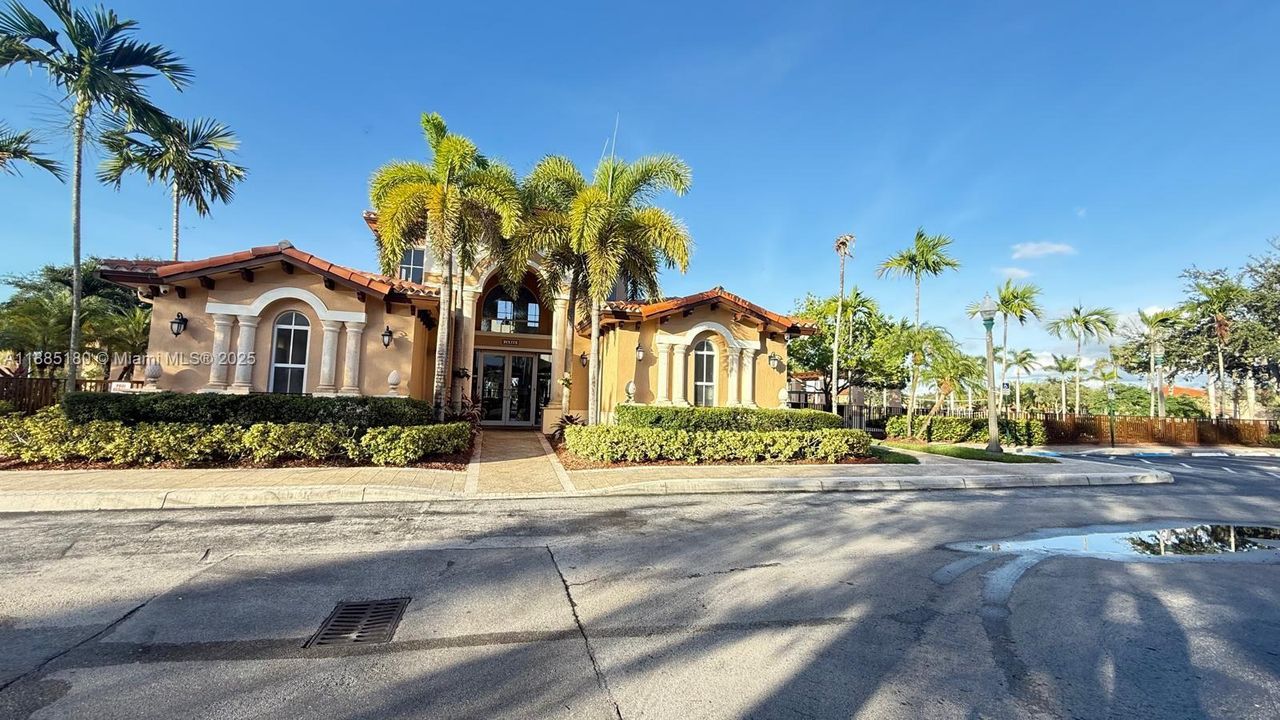 Recientemente alquilado: $3,150 (3 camas, 2 baños, 1704 Pies cuadrados)