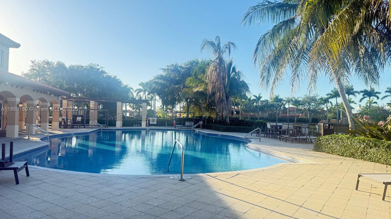 Recientemente alquilado: $3,150 (3 camas, 2 baños, 1704 Pies cuadrados)