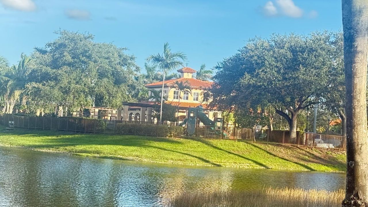 Recientemente alquilado: $3,150 (3 camas, 2 baños, 1704 Pies cuadrados)