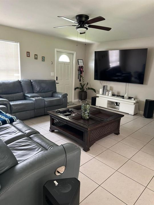 En Venta: $279,000 (2 camas, 2 baños, 1022 Pies cuadrados)