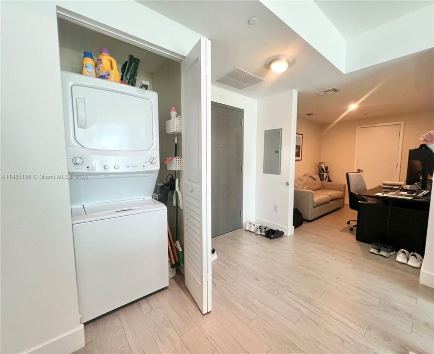 待售: $629,000 (1 贝兹, 1 浴室, 906 平方英尺)