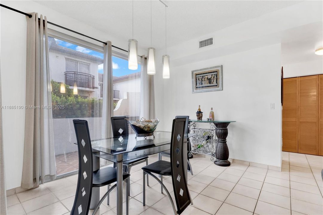 Vendido Recientemente: $440,000 (3 camas, 2 baños, 1320 Pies cuadrados)