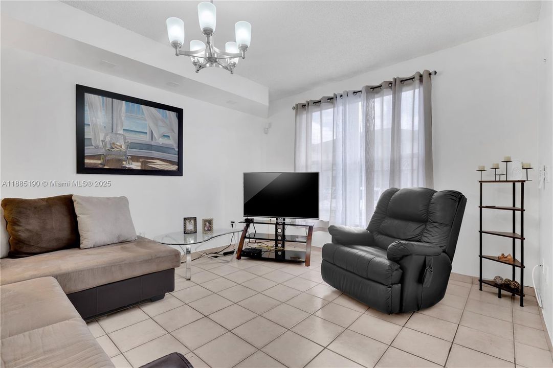 Vendido Recientemente: $440,000 (3 camas, 2 baños, 1320 Pies cuadrados)