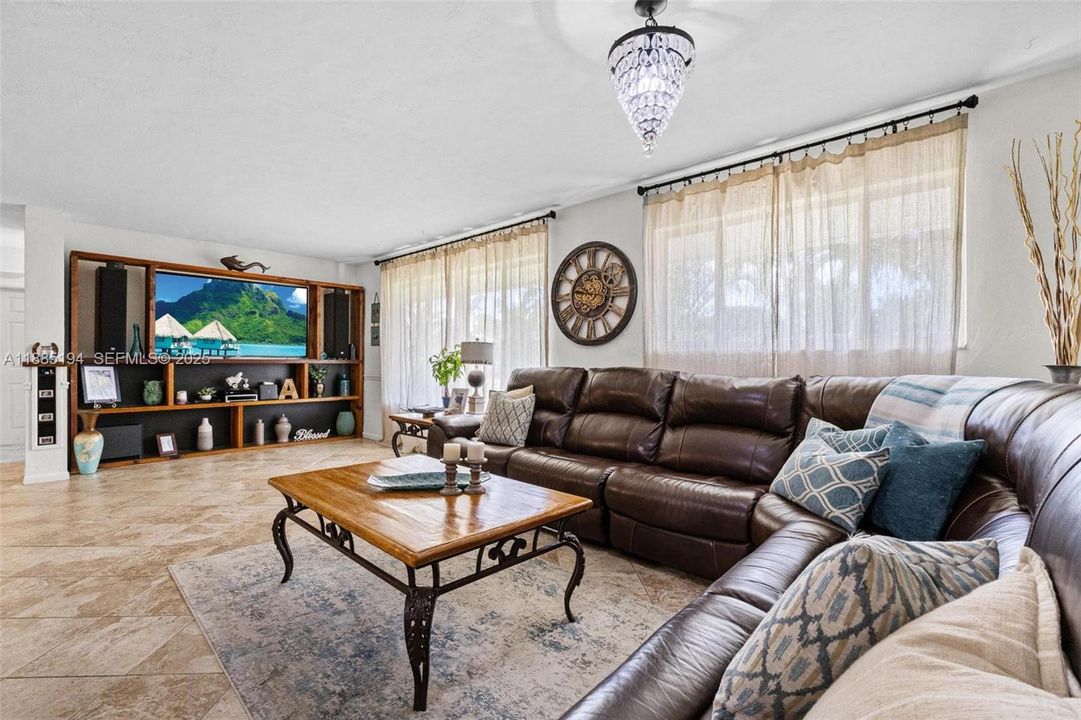 For Sale: $629,999 (4 beds, 2 baths, 1922 Square Feet)