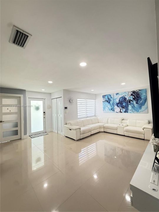 最近售出: $530,000 (3 贝兹, 2 浴室, 1101 平方英尺)