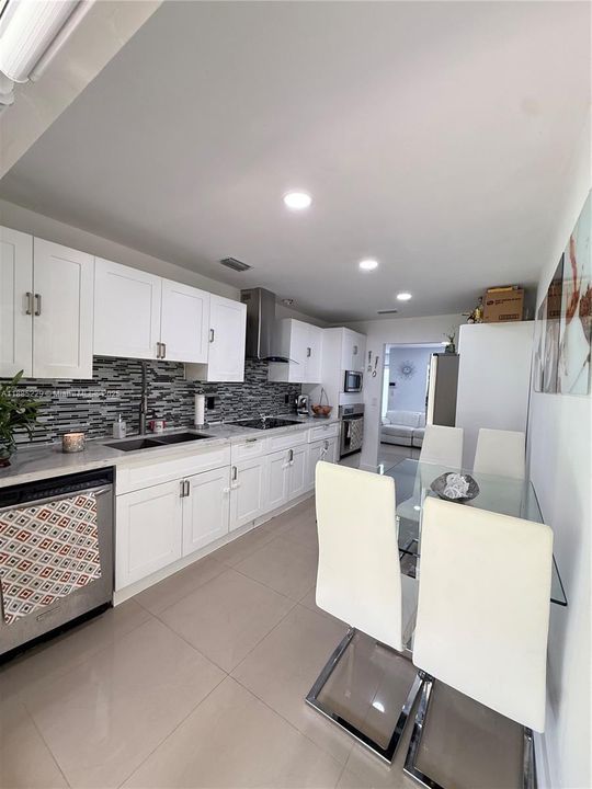 最近售出: $530,000 (3 贝兹, 2 浴室, 1101 平方英尺)