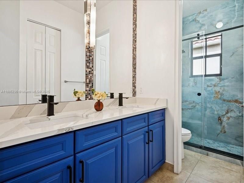 Full size bathroom _ double sink_ Next to room #2 & #3