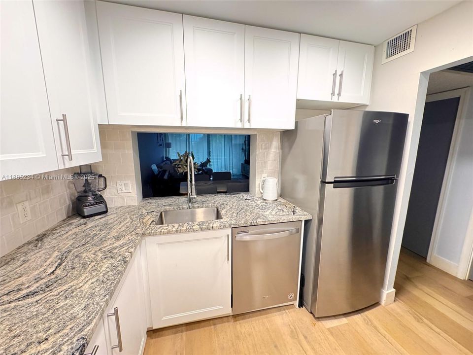 На продажу: $234,900 (2 спален, 2 ванн, 1100 Квадратных фут)