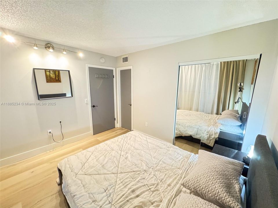 На продажу: $234,900 (2 спален, 2 ванн, 1100 Квадратных фут)