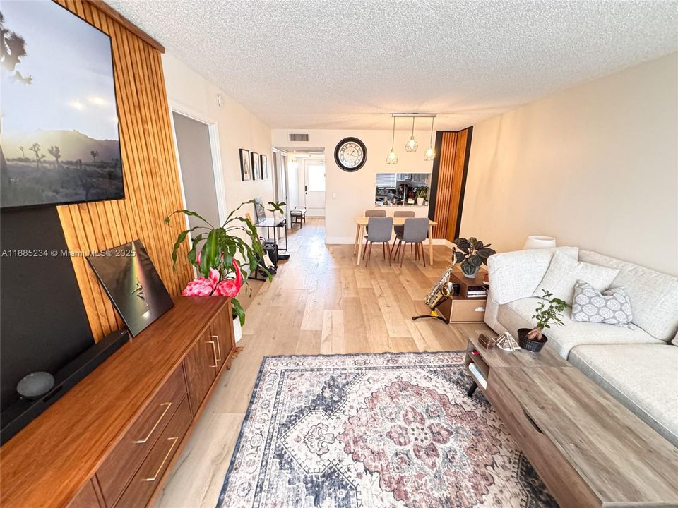 На продажу: $234,900 (2 спален, 2 ванн, 1100 Квадратных фут)