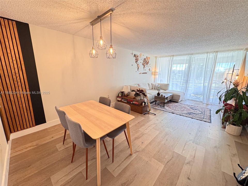 На продажу: $234,900 (2 спален, 2 ванн, 1100 Квадратных фут)