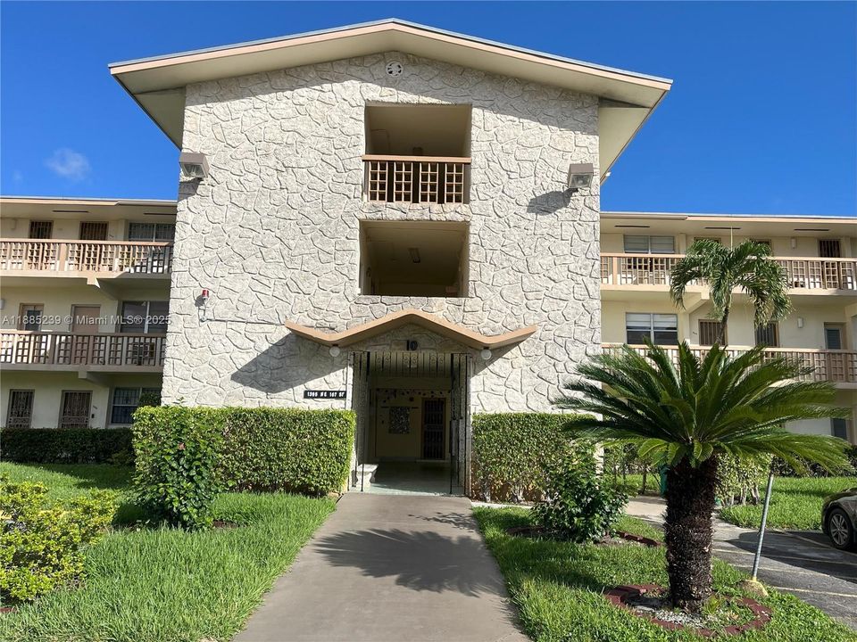 For Sale: $120,000 (2 beds, 1 baths, 883 Square Feet)