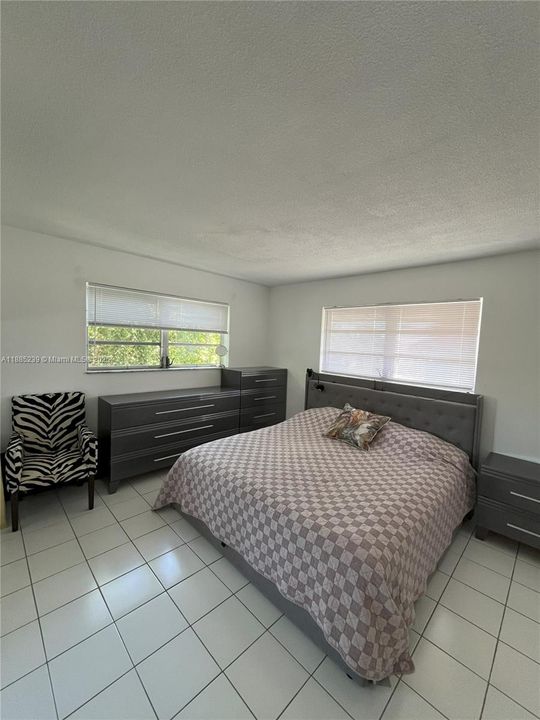 For Sale: $120,000 (2 beds, 1 baths, 883 Square Feet)