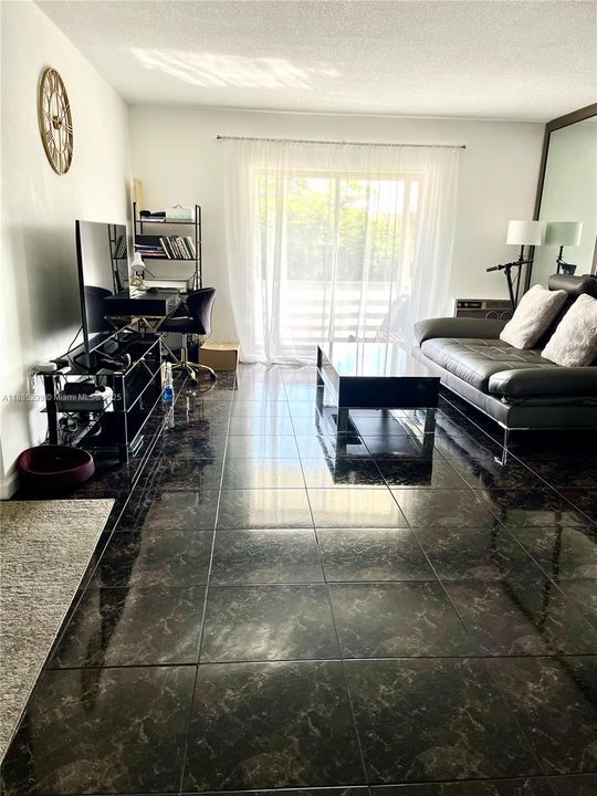 For Sale: $120,000 (2 beds, 1 baths, 883 Square Feet)