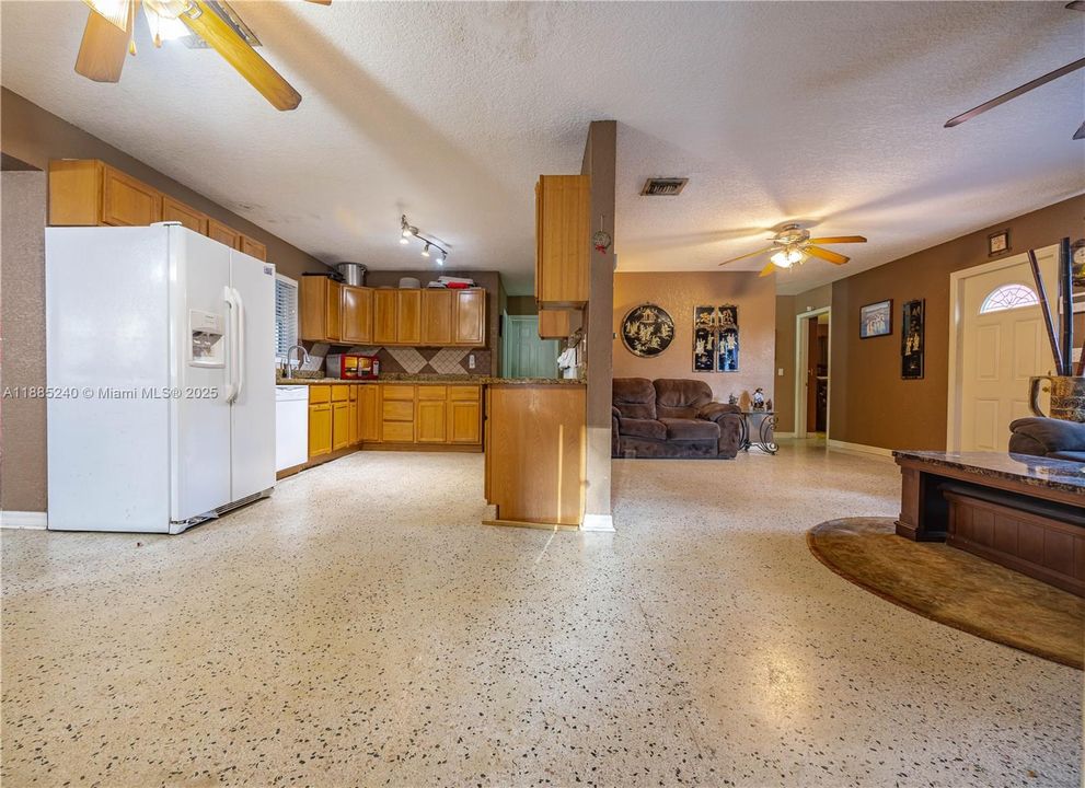 Недавно продано: $410,000 (3 спален, 2 ванн, 1286 Квадратных фут)