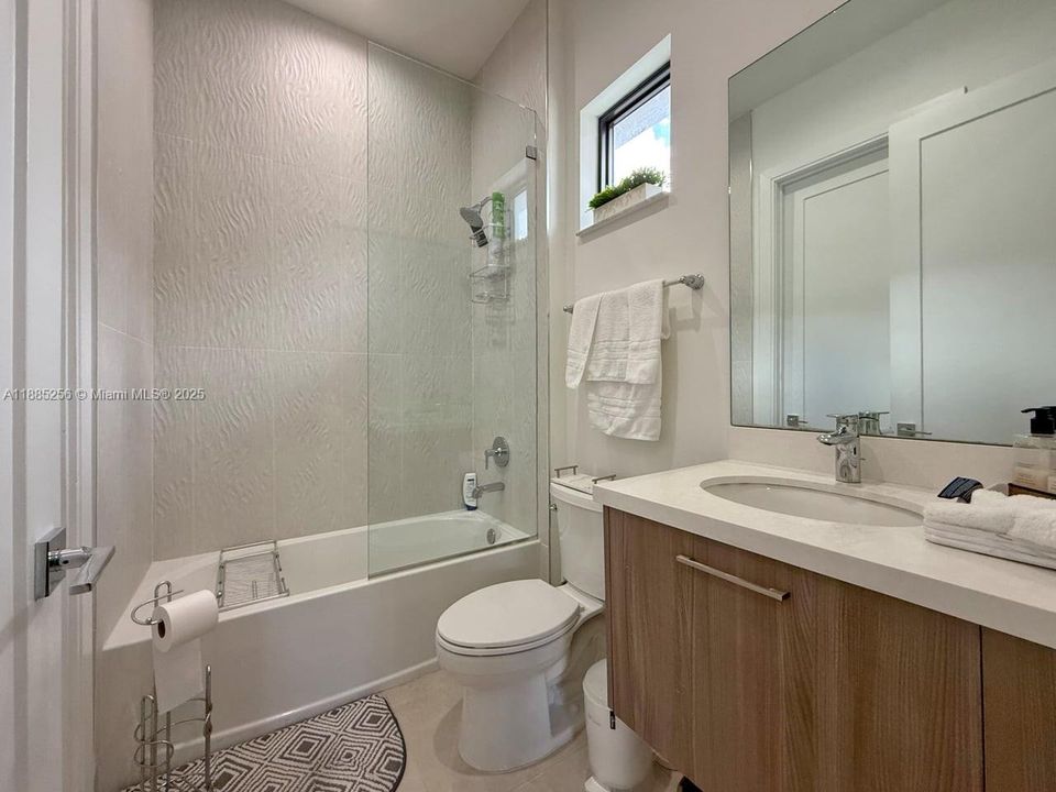 Activo con contrato: $1,190,000 (4 camas, 3 baños, 2257 Pies cuadrados)