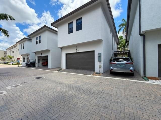 Activo con contrato: $1,190,000 (4 camas, 3 baños, 2257 Pies cuadrados)