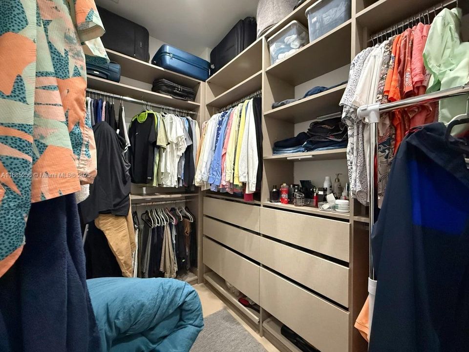 Activo con contrato: $1,190,000 (4 camas, 3 baños, 2257 Pies cuadrados)