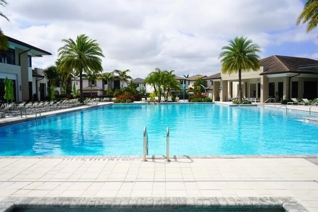 Activo con contrato: $1,190,000 (4 camas, 3 baños, 2257 Pies cuadrados)