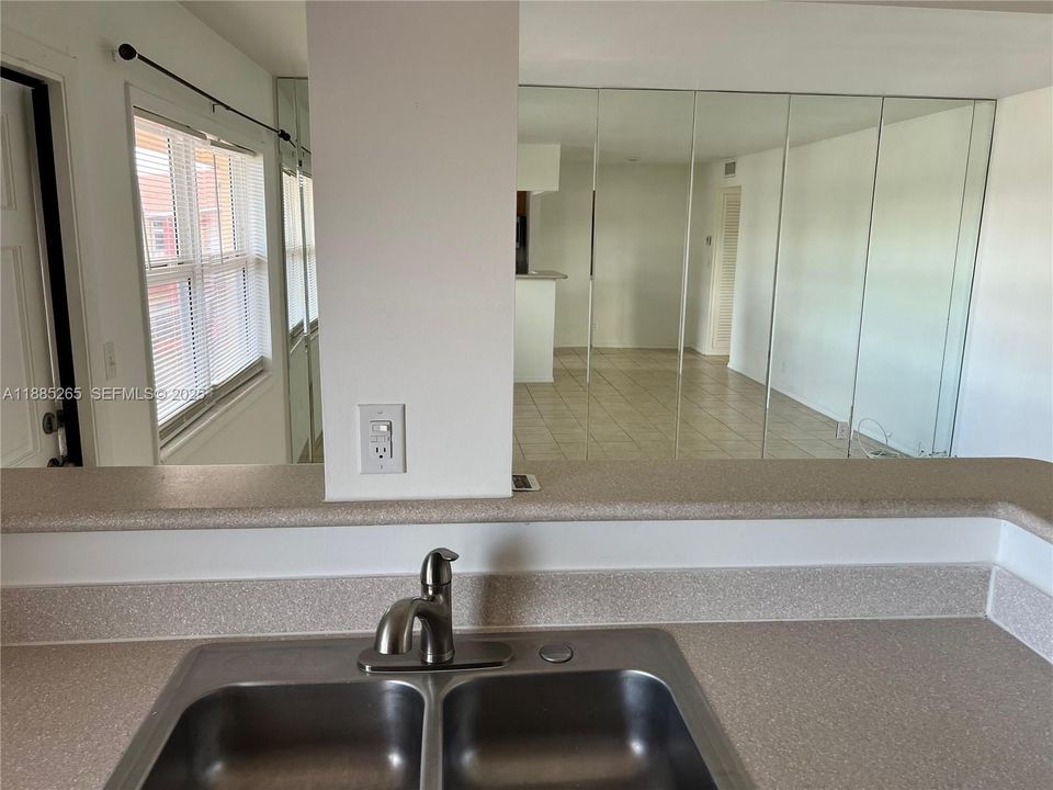 Под контрактом: $1,600 (1 спален, 1 ванн, 580 Квадратных фут)