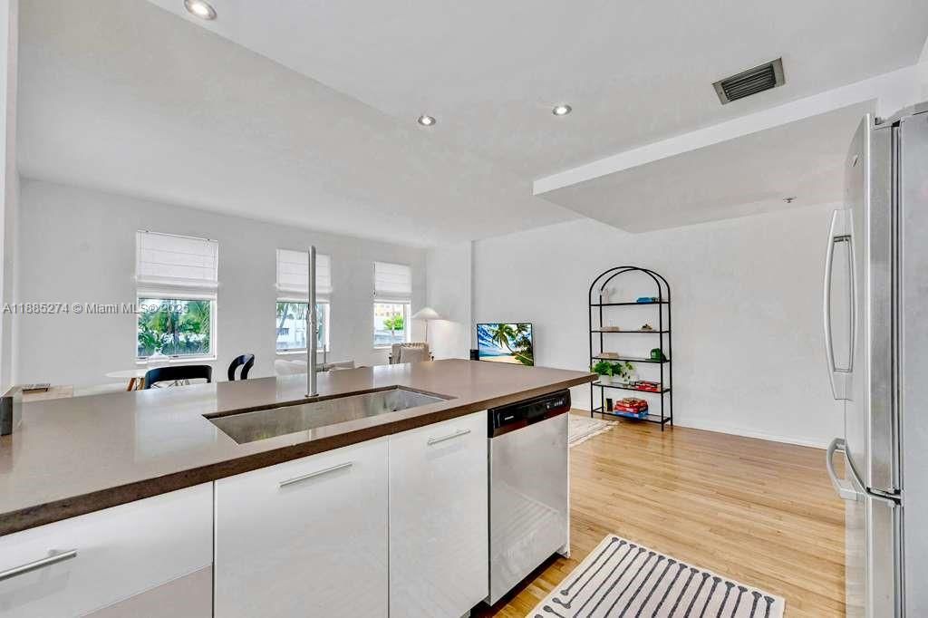 合同活跃: $450,000 (2 贝兹, 2 浴室, 890 平方英尺)