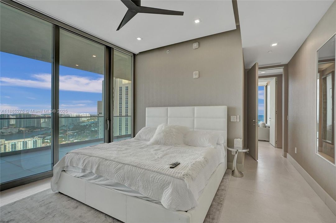 出租: $29,900 (4 贝兹, 5 浴室, 3255 平方英尺)