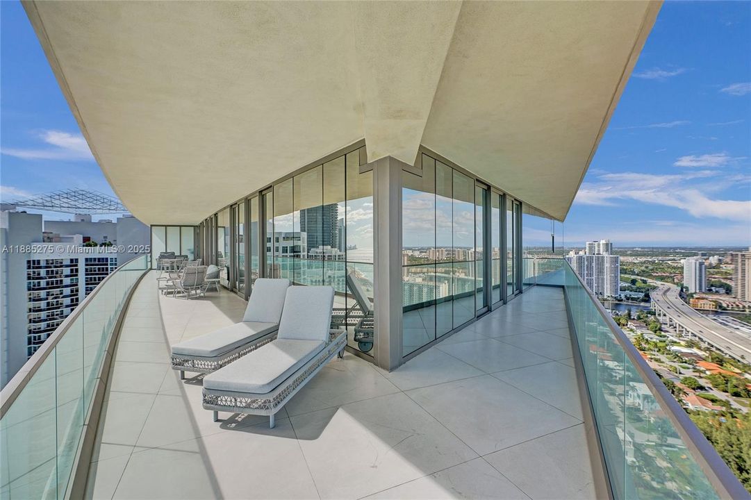 出租: $29,900 (4 贝兹, 5 浴室, 3255 平方英尺)