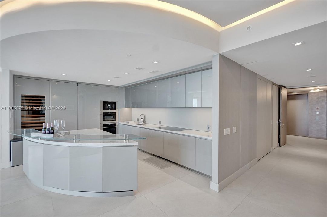 出租: $29,900 (4 贝兹, 5 浴室, 3255 平方英尺)