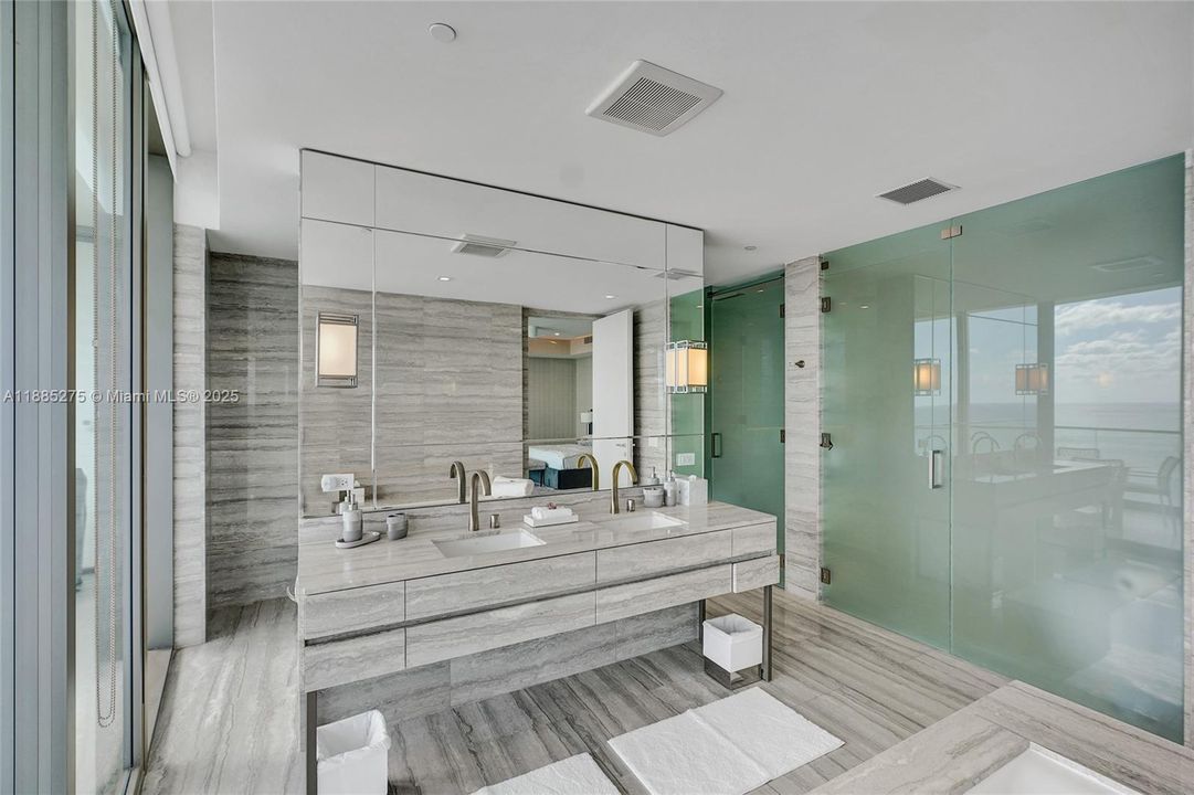 出租: $29,900 (4 贝兹, 5 浴室, 3255 平方英尺)