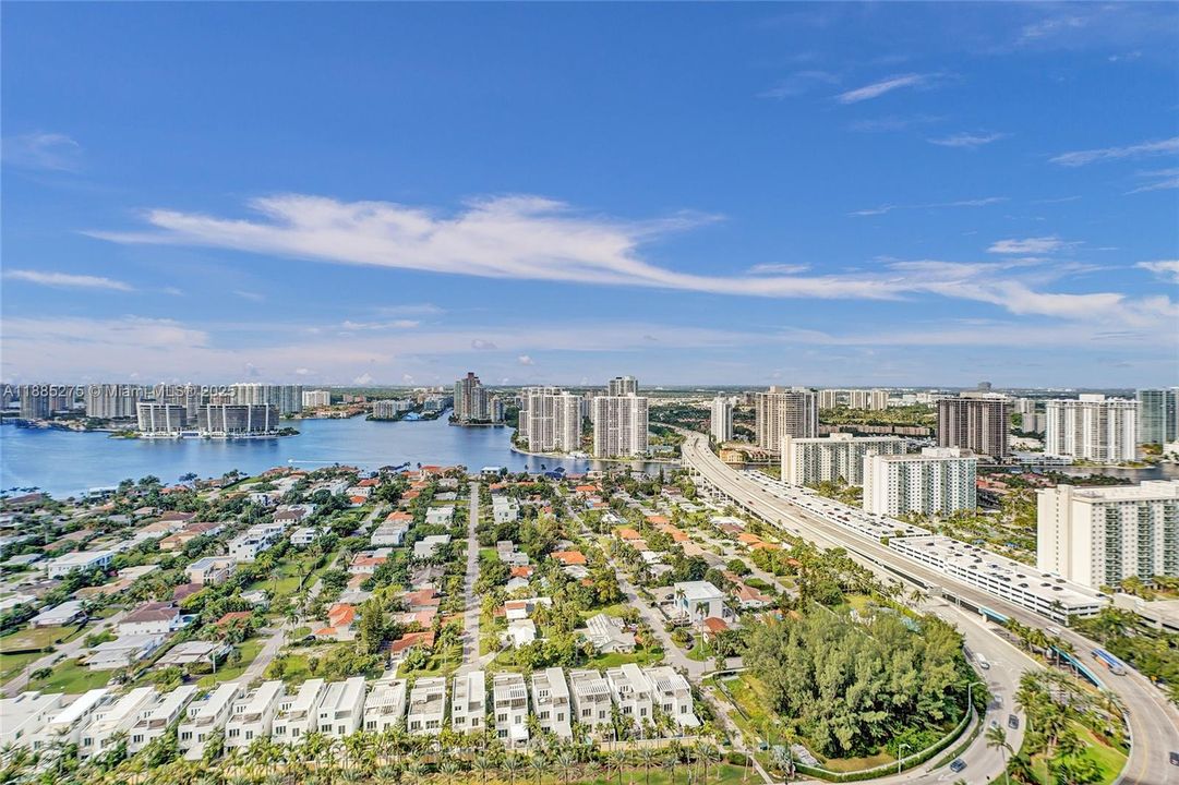 出租: $29,900 (4 贝兹, 5 浴室, 3255 平方英尺)