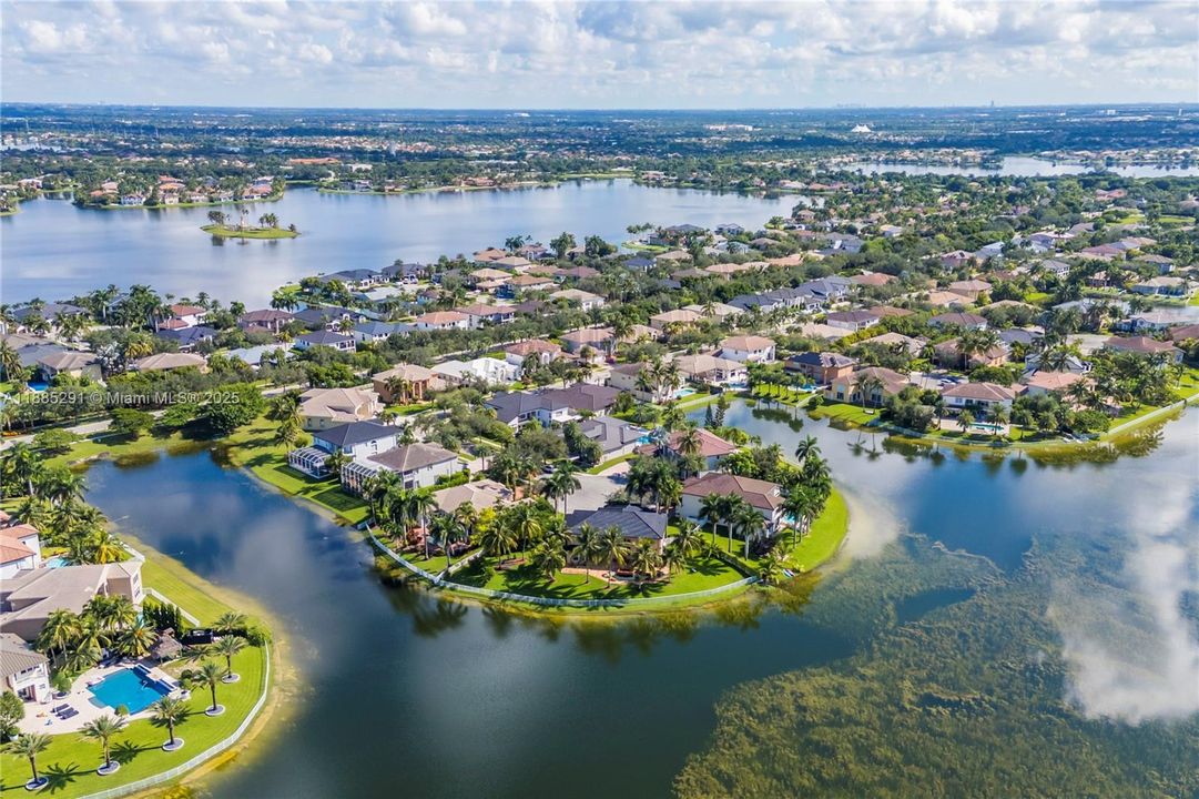 合同活跃: $1,350,000 (5 贝兹, 3 浴室, 3766 平方英尺)