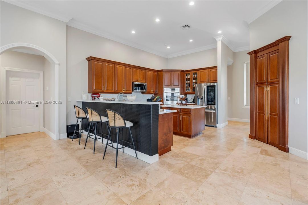 合同活跃: $1,350,000 (5 贝兹, 3 浴室, 3766 平方英尺)