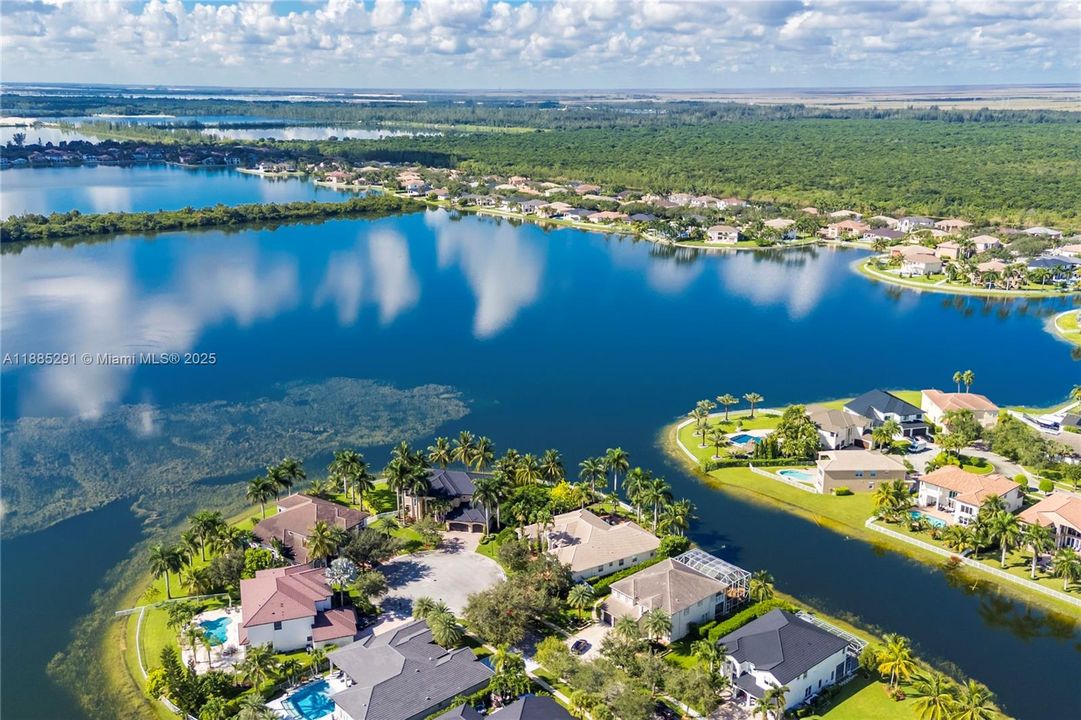 合同活跃: $1,350,000 (5 贝兹, 3 浴室, 3766 平方英尺)