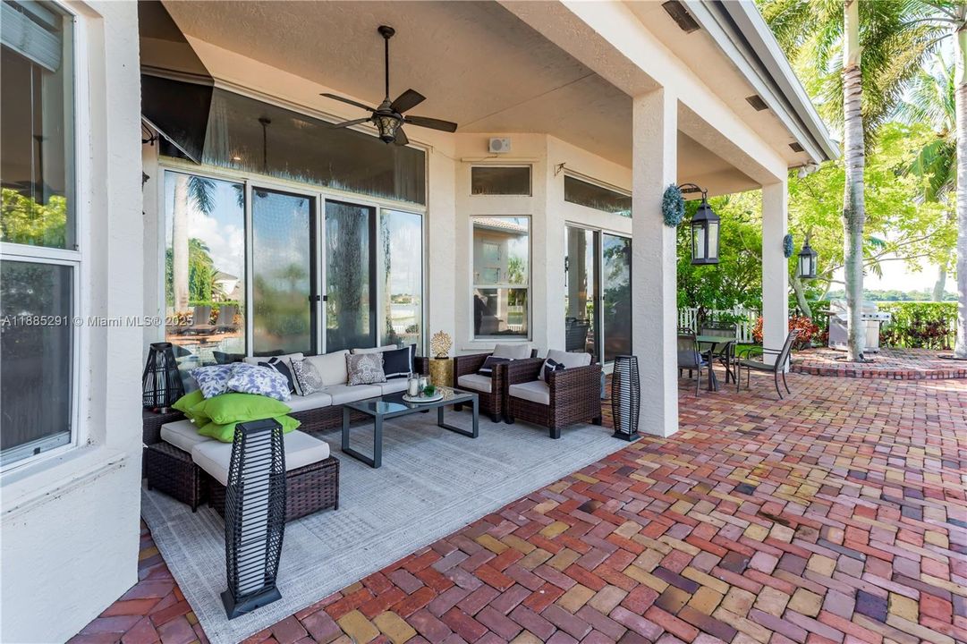 合同活跃: $1,350,000 (5 贝兹, 3 浴室, 3766 平方英尺)