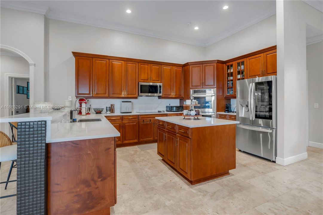 合同活跃: $1,350,000 (5 贝兹, 3 浴室, 3766 平方英尺)