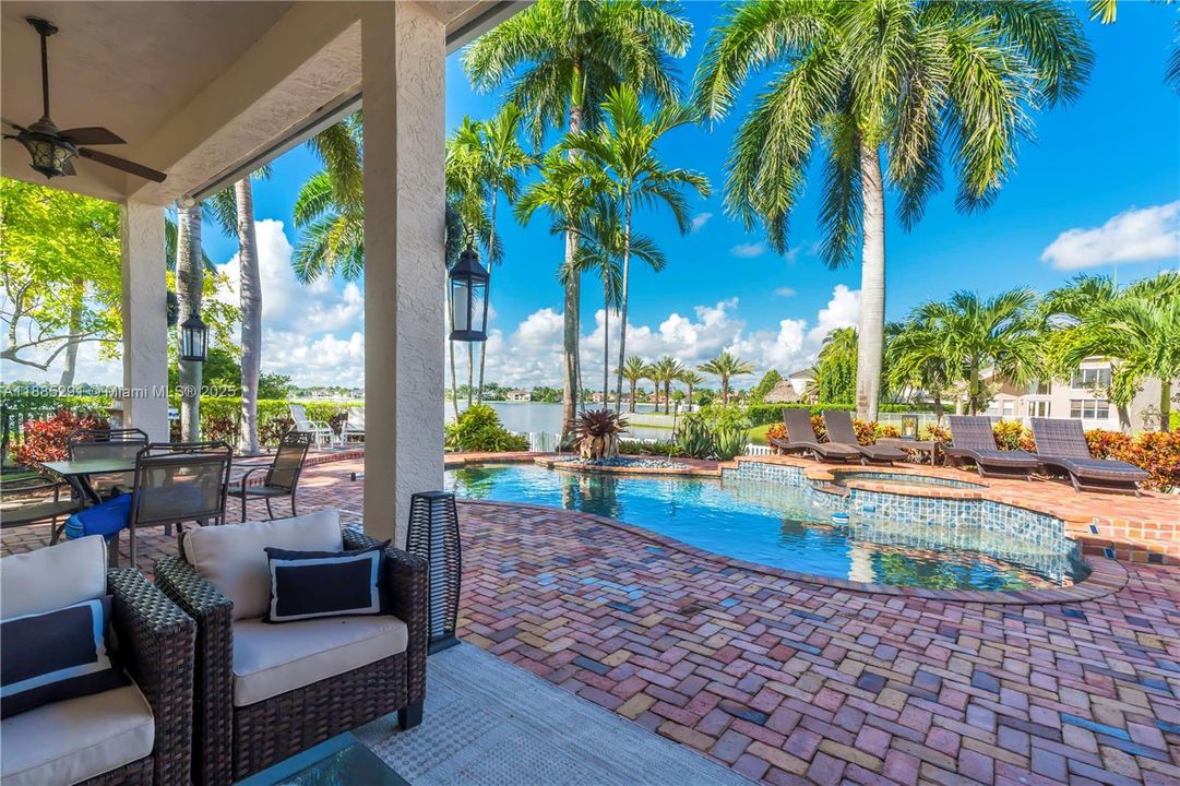 合同活跃: $1,350,000 (5 贝兹, 3 浴室, 3766 平方英尺)