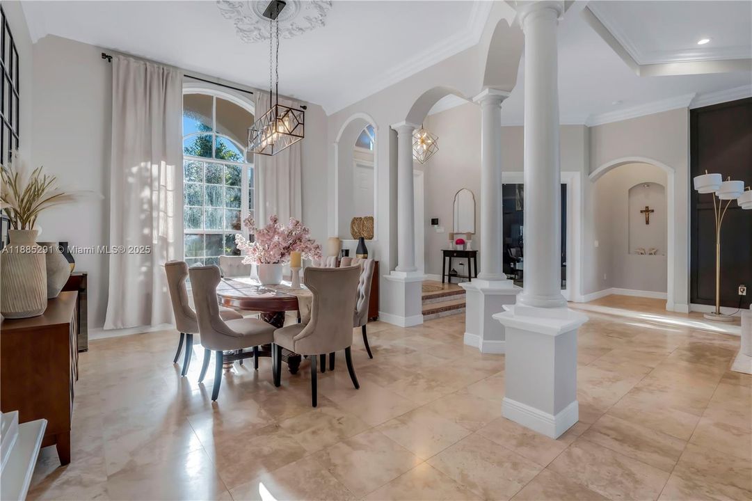 合同活跃: $1,350,000 (5 贝兹, 3 浴室, 3766 平方英尺)