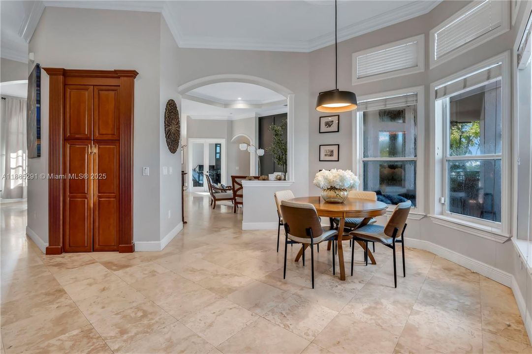 合同活跃: $1,350,000 (5 贝兹, 3 浴室, 3766 平方英尺)