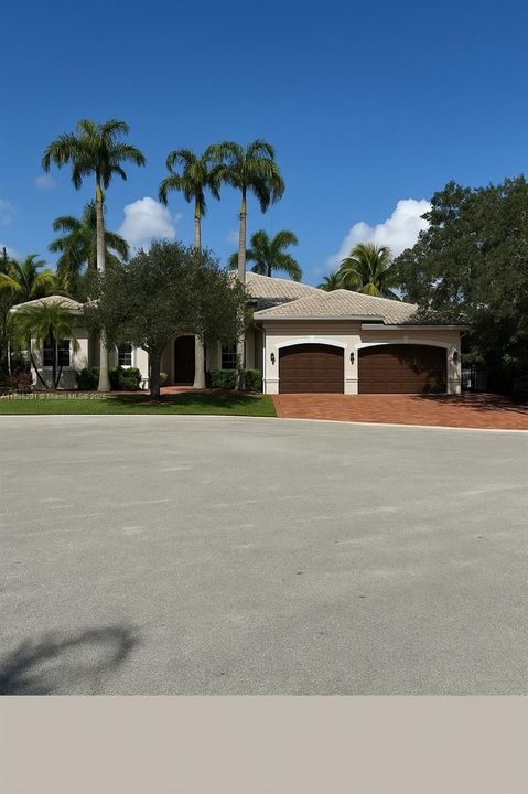 合同活跃: $1,350,000 (5 贝兹, 3 浴室, 3766 平方英尺)