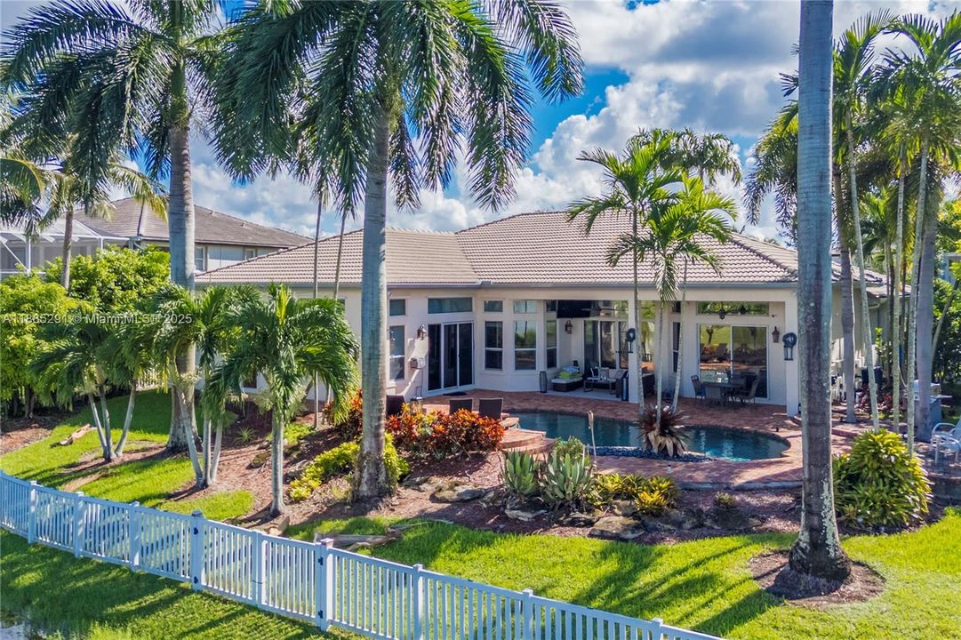 合同活跃: $1,350,000 (5 贝兹, 3 浴室, 3766 平方英尺)